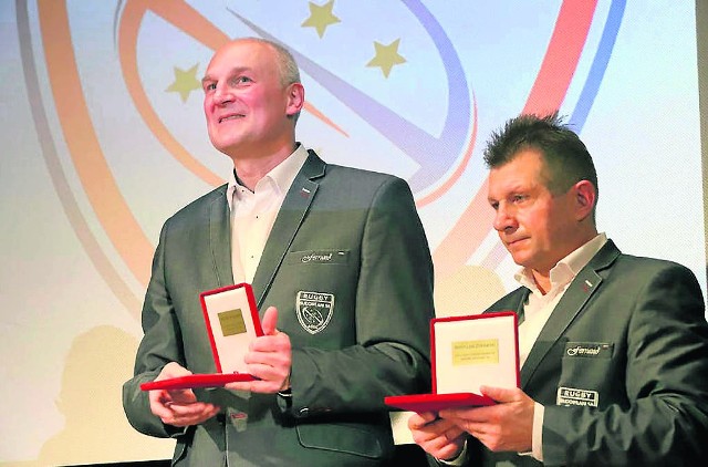 Prezes Budowlanych Rugby SA Krzysztof Serafin (od lewej) i dyrektor sportowy klubu Mirosław Żórawski prezentują jubileuszowe medale. Taki właśnie otrzymała nasza redakcja