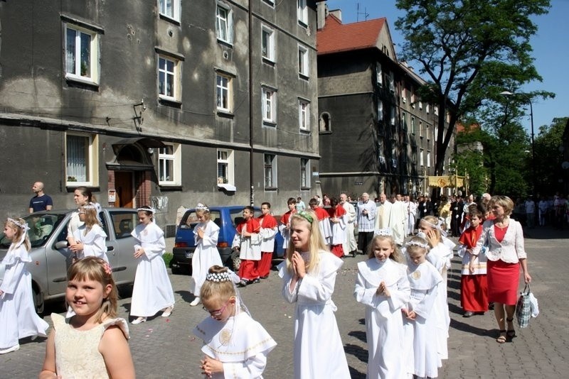 Boże Ciało 2014 w Zabrzu: procesja z kościoła św.Anny w...