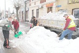 Służby miejskie wywożą śnieg z centrum Radzynia Chełmińskiego