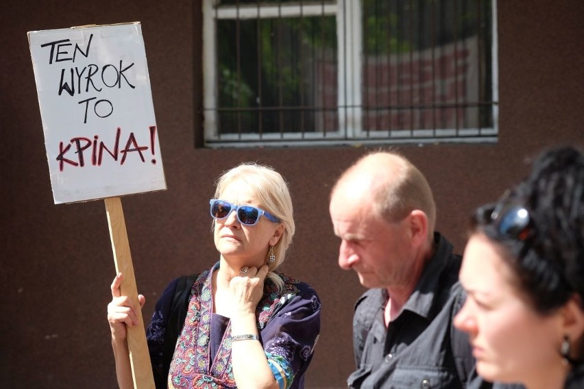 Poznań: Demonstracja przed bramą aresztu przy ul. Młyńskiej