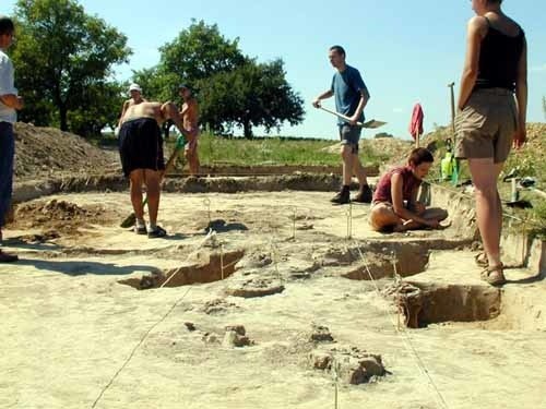 Prastare urny są pieczołowicie odsłaniane i zabezpieczane przez studentów archeologii UJ.