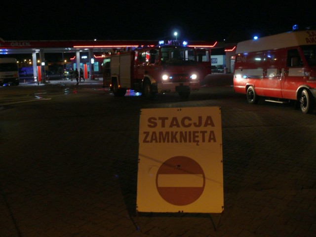 Zamknięta stacja paliw na czas akcji ratunkowej.