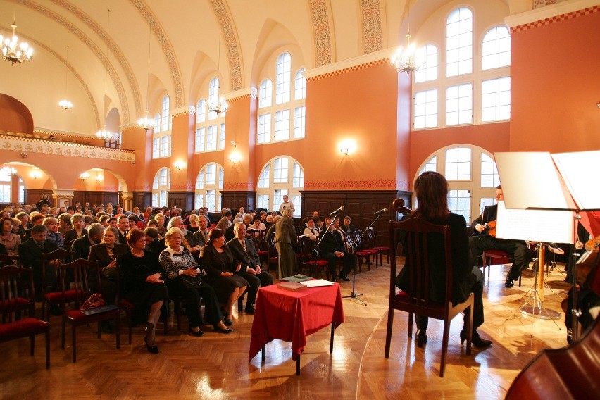 Pierwsi goście mogli wczoraj podziwiać odrestaurowaną aulę...