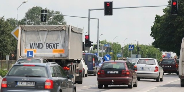 Nowy sygnalizator kierunkowy ze strzałką na skrzyżowaniu ulic Sandomierskiej i Śląskiej w Kielcach umożliwia tylko skręt w lewo, zabrania jednak zawracania.