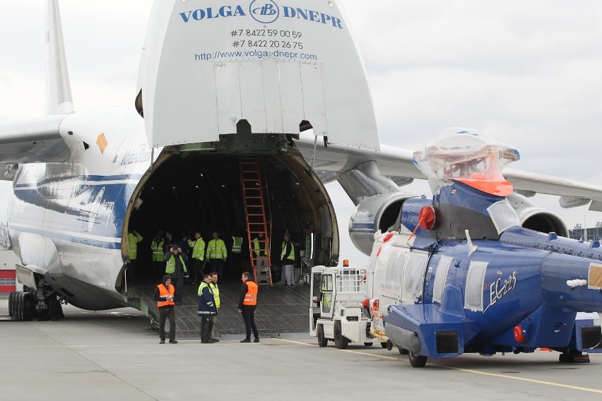 Jeden z największych samolotów transportowych AN-124 Rusłan przyleciał do Jasionki po śmigłowiec [ZDJĘCIA] 