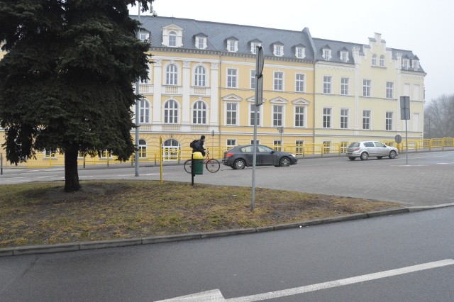 Cały front starego szpitala stoi pusty. A obiekt znajduje się w strefie centrum i szkoda, że nadal nie jest zagospodarowany.