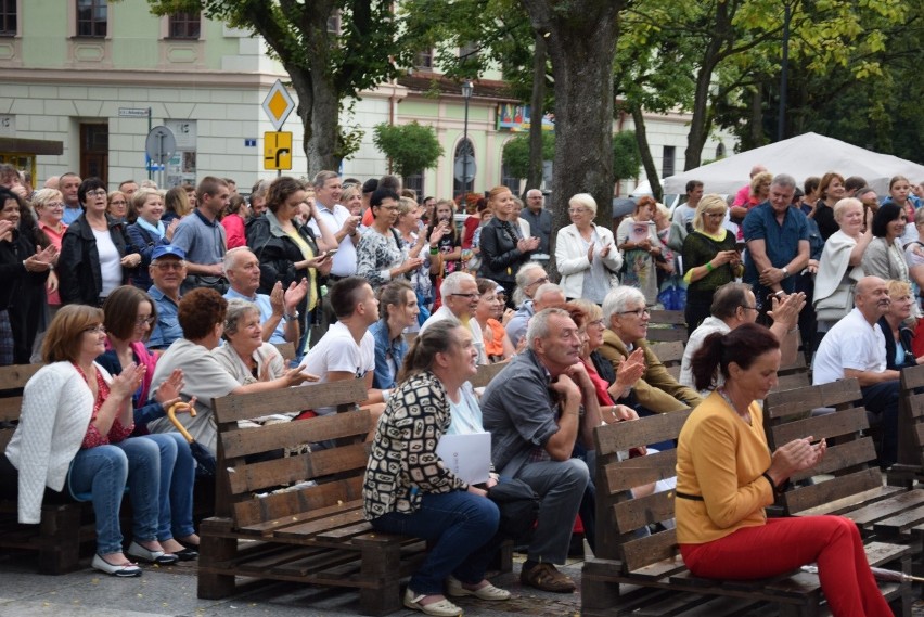 Seniorzy na koncercie Waweli. Krzeszowickie integracje z tańcami przed sceną [ZDJĘCIA]