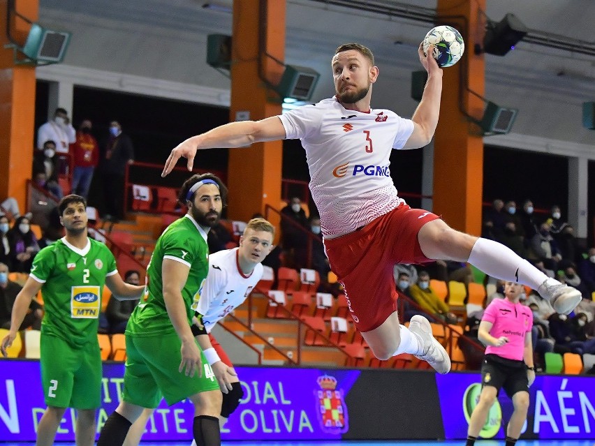 Była obrona, to była gra. 10 bramek Arkadiusza Moryto, polscy piłkarze ręczni pokonali Iran na turnieju w Hiszpanii [ZDJĘCIA]