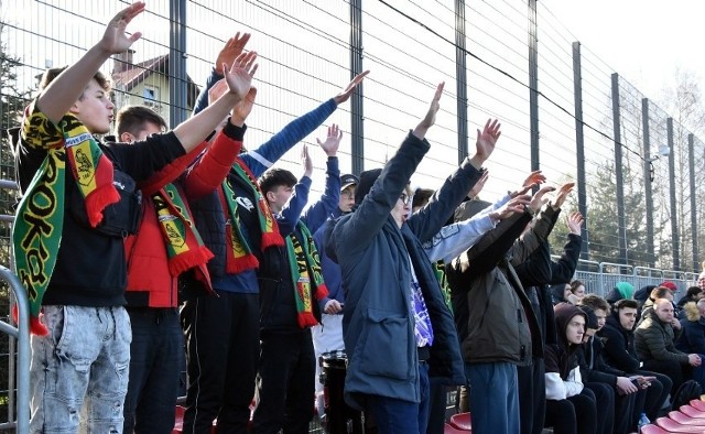 Kluby zapraszają na stadiony. Na boiskach piłkarskich coraz większy ruch