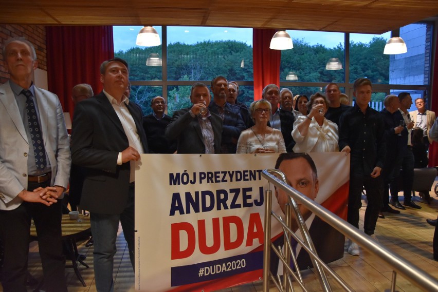 Wybory prezydenckie 2020. Wielka radość w gorzowskim sztabie Andrzeja Dudy po ogłoszeniu wyników sondażowych
