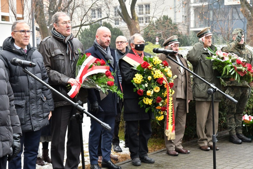 Wrocławianie oddali hołd ofiarom stanu wojennego przy pomniku bohaterów „Solidarności” [ZDJĘCIA]