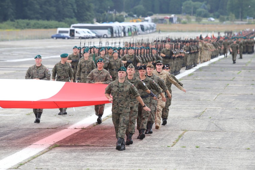 7 sierpnia: próby przed defiladą na lotnisku w katowickim...