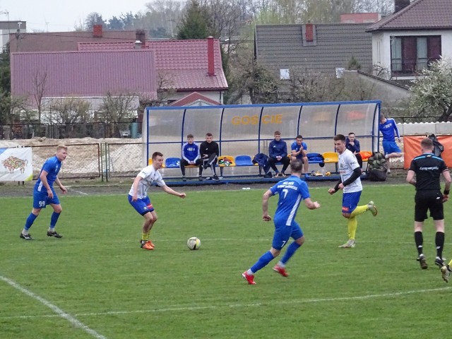 Tur Bielsk Podlaski (jaśniejsze koszulki) wyeliminował obrońców trofeum z Wysokiego Mazowieckiego