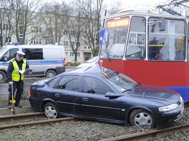 Na miejscu jest juz policja. Nie wiadomo jeszcze w jakim stanie sa kierowca i pasażerowie oaobowego auta, które zderzyło się z tramwajem.