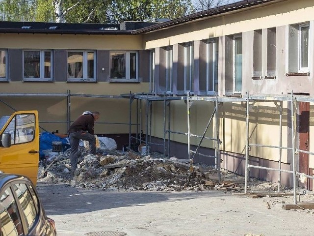 Wykonanie elewacji budynku internatu i stołówki w Zespole Szkół Zawodowych imienia Staszica to ostatni etap wielkiego zadania inwestycyjnego zrealizowanego w oparciu o wydatne dotacje unijne.