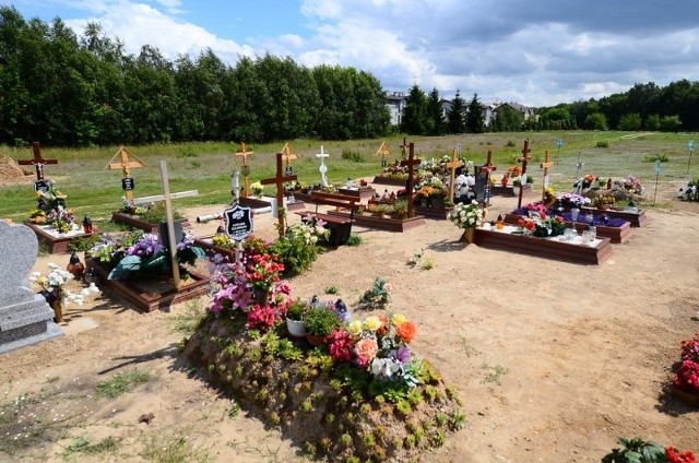 Proboszcz twierdzi, że przy rozbudowie cmentarza wszystko jest robione zgodnie z prawem, bo ziemia należy do parafii