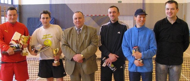 Na zdjęciu od lewej: Zwycięzca turnieju Jordan Czapski, Jakub Nosek, główny sponsor turnieju Jan Domasik, Bartosz Nowak, Adam Styła i organizator zawodów Arkadiusz Dobkowski.