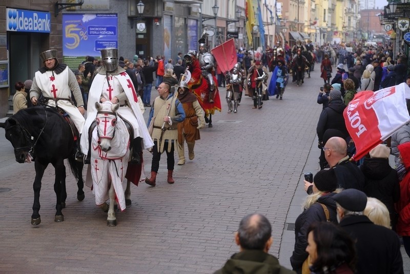 Msza święta za ojczyznę, przemarsz przez miasto, wspólne...