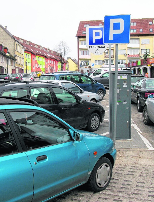 Płatny parking przy ulicy Wybickiego w Miastku. Radni opozycji chcieli wyłączyć ze strefy miejsca przy chodniku.