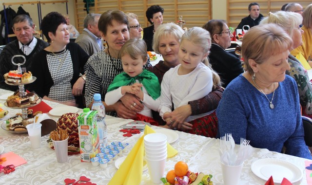 Kochamy nasze babcie i dziadków - uroczystość w Szkole Podstawowej w Cieszkowach była świętem miłości i radości.