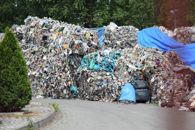 Sterty odpadów plastików, gum i szmat na terenie jednej z firm zabierzowskich w bliskim sąsiedztwie rzeki Rudawy