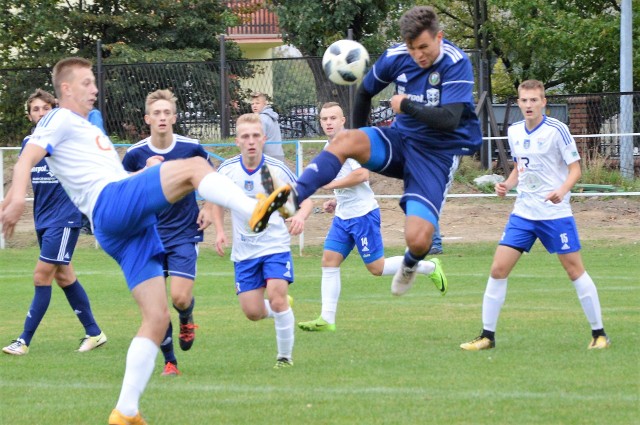 Dla Jawiszowic (niebieskie stroje) przełomowym jesiennym meczem na własnym boisku były derby przeciwko Unii Oświęcim, zakończone pierwszą wygraną 3:1.