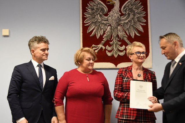 Umowę z rąk wojewody Zbigniewa Koniusza odbiera wójt gminy Sadowie Marzena Urban-Żelazowska. W uroczystym podpisaniu umów uczestniczył też senator Krzysztof Słoń.