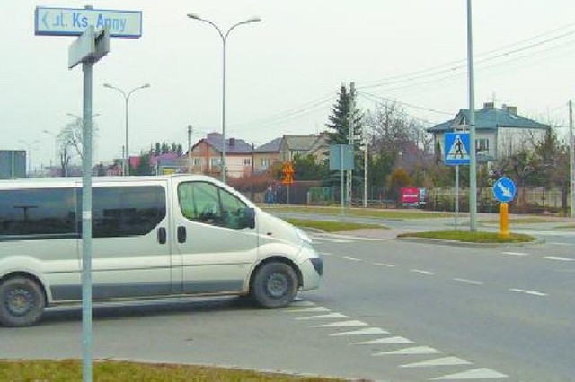 Kierowcy wyjeżdżający z ulicy księżnej Anny mają spore trudności z włączeniem się do ruchu