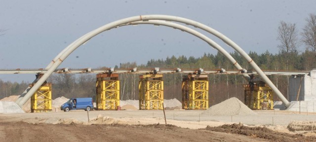 Na budowie drogi S3 od Szczecina do obwodnicy Gorzowa postęp prac jest bardzo duży. Jesienią 2010 r. a może nawet wcześniej, nową drogą mają pojechać samochody.