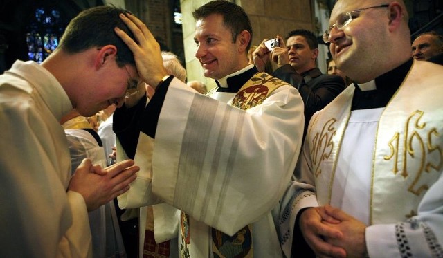 Życie prawdziwych łódzkich duchownych nie wygląda jak w filmie "Kler". Ale też nie ogranicza się do modlitwy, pokuty i pomocy bliźnim. Łódzcy księża opowiadają dowcipy, chodzą na tańce, oglądają rozrywkowe filmy i tak - czasem obgadują kolegów.Zobacz na kolejnych slajdach jak naprawdę bawi się łódzki kler.Wszystkie historie wydarzyły się naprawdę i dotyczą duchownych z regionu łódzkiego.