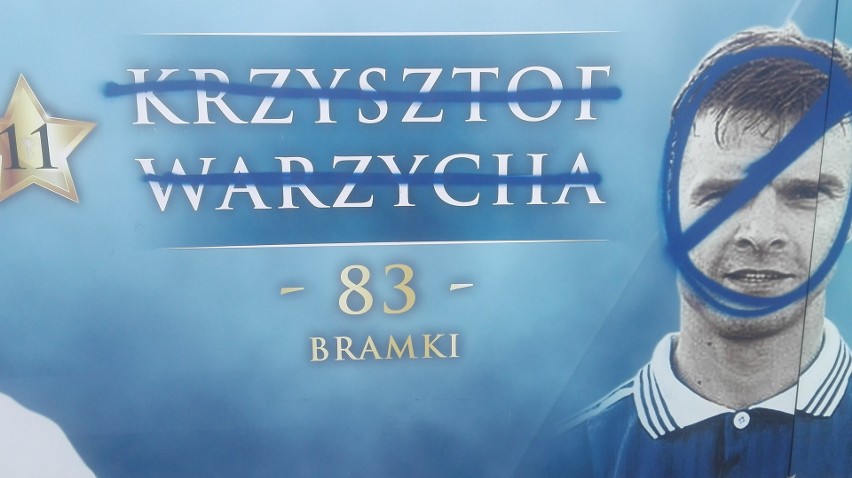 Krzysztof "Gucio" Warzycha na banerach na stadionie Ruchu...