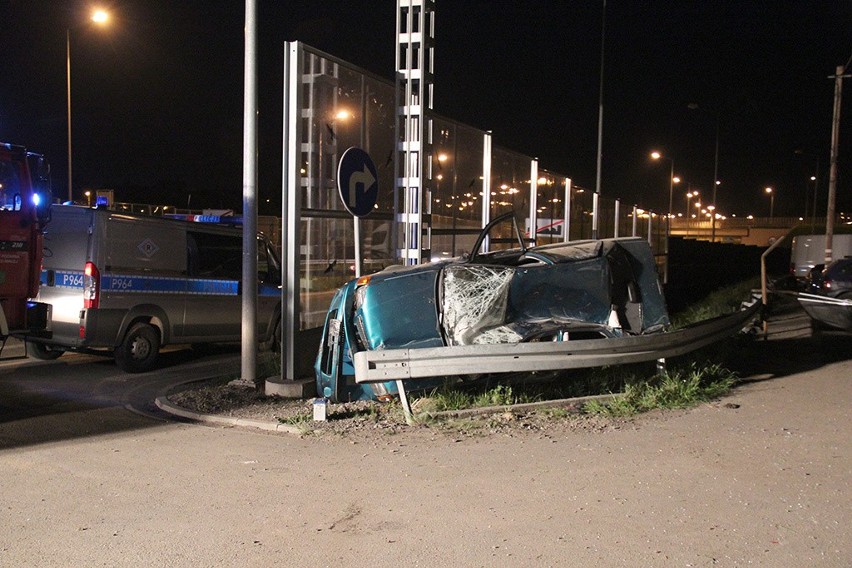 Groźny wypadek w Bielsku-Białej - suzuki przejechało przez rondo taranując wszystko po drodze
