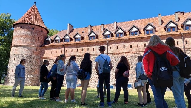 Wyprawa krzyżowa uczniów z Zespołu Szkół Ponadgimnazjalnych w Słupsku. Młodzież z wizytą na bytowskim zamku.