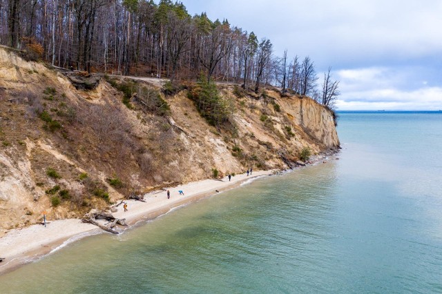 Plaża w Gdyni - Orłowie się znacznie zmniejszyła po sztormach.