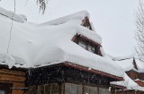 W Zakopanem hamulce puszczają. Pijany turysta wdrapał się na zaśnieżony dach i nie potrafił z niego zejść. Interweniowała straż