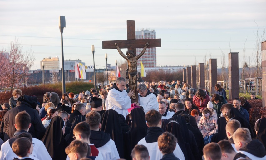 Rzeszów. Tłum wiernych na Drodze Krzyżowej w Parku Papieskim z udziałem biskupa Jana Wątroby [ZDJĘCIA]