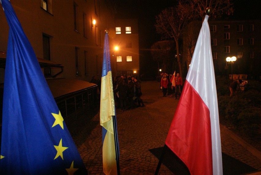 Uczestnicy spotkania przed WSB solidaryzują się z narodem...