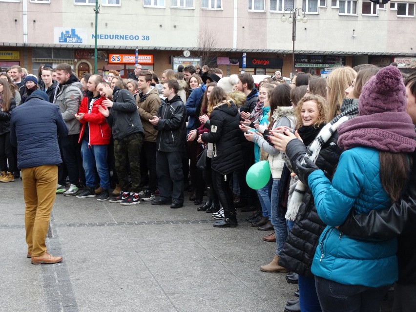 Polonez na rynku w Rudzie Śląskiej [ZDJĘCIA + WIDEO] Maturzyści zatańczyli przed studniówką