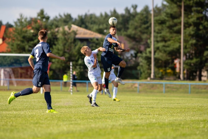 Piłkarze KS Wasilków (ciemniejsze stroje) przegrali u siebie...