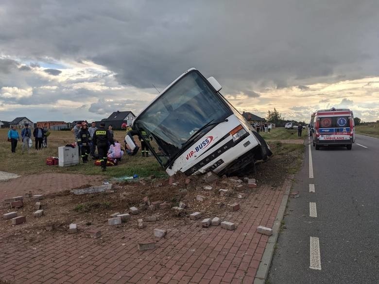 Autobus wiozący ludzi do pracy zatrzymał się w rowie. 4 pasażerów zostało rannych ZDJĘCIA