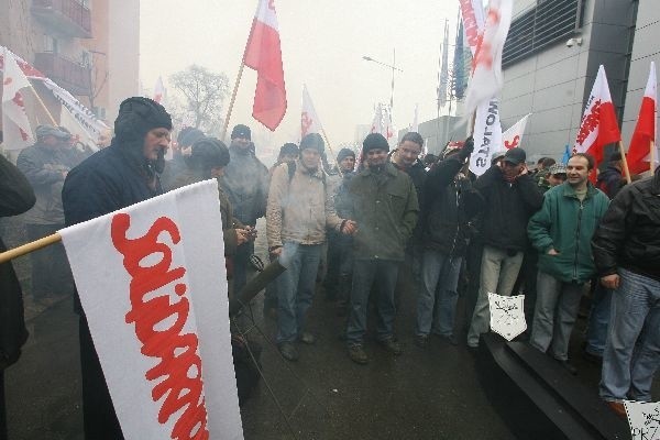 Manifestacja w RzeszowieKilka tysiecy związkowców manifestowalo dziś w Rzeszowie. Protest mial zwrócic uwage rządu na problemy związane z kryzysem i monopolistycznym zachowaniem dystrybutorów energii elektrycznej.