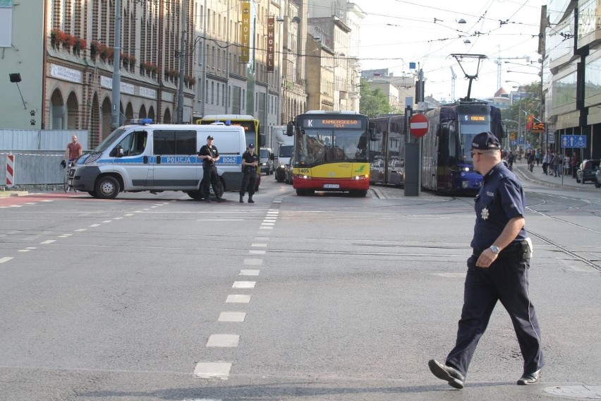 Tajemnicza teczka przy Galerii Dominikańskiej. Zamknięto ulicę Bł. Czesława