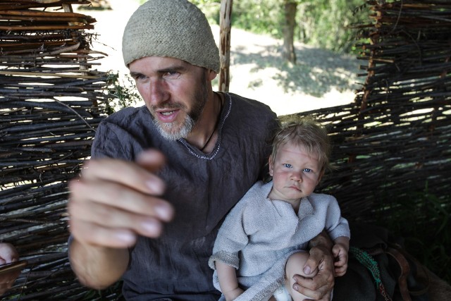 - Budowa ruszyła w marcu. Na razie tworzymy niewielki gród, wielkości tego w Stobiernej, który docelowo będzie miał 8 chat - mówi Piotr "Ziemowit" Kamiński.