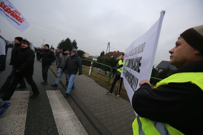 Górnicy kopalni Krupiński w Suszcu blokowali drogę...