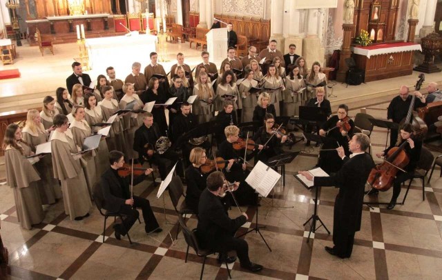 Chórowi Katolickiego Uniwersytetu Lubelskiego towarzyszyła  Orkiestra Trybunału Koronnego a dyrygował Grzegorz Pecka.