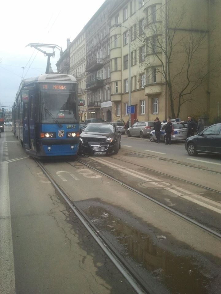 Wypadek na Trzebnickiej. Tramwaj linii 71 zderzył się z oplem (ZDJĘCIA)