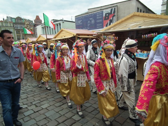 Wszystkie zespoły uczestniczące w festiwalu prezentują nie tylko tańce, ale i barwne stroje