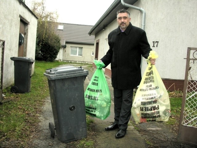 - Rewolucji śmieciowej jeszcze u nas nie przeprowadzono, ale z tego powodu nie odczuwamy żadnych niedogodności. A odpady i tak segregujemy &#8211; zapewnia Tomasz Gabor, sołtys wsi Brzezie.