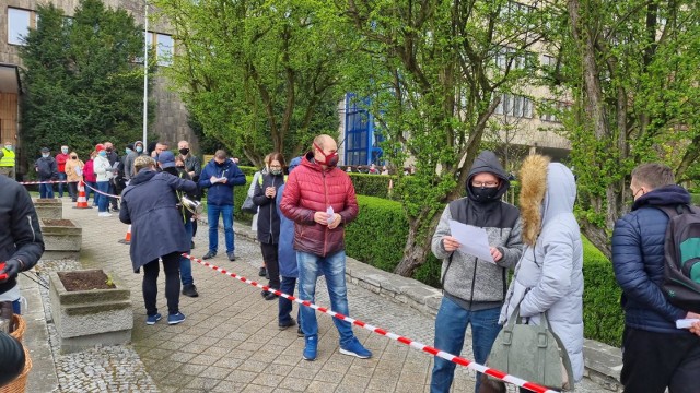 Majówkowa akcja promująca szczepienia przeciw COVID-19. Kolejka przed Opolskim Urzędem Wojewódzkim.