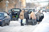 Czy oni są naprawdę biedni? Nie stać na jedzenie, ale na taksówkę i własne auto tak? [FOTO, WIDEO]